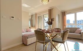 Laura Apartment With Sauna & Gym, 5 Min To Baltic Sea & Polsat Plus Arena